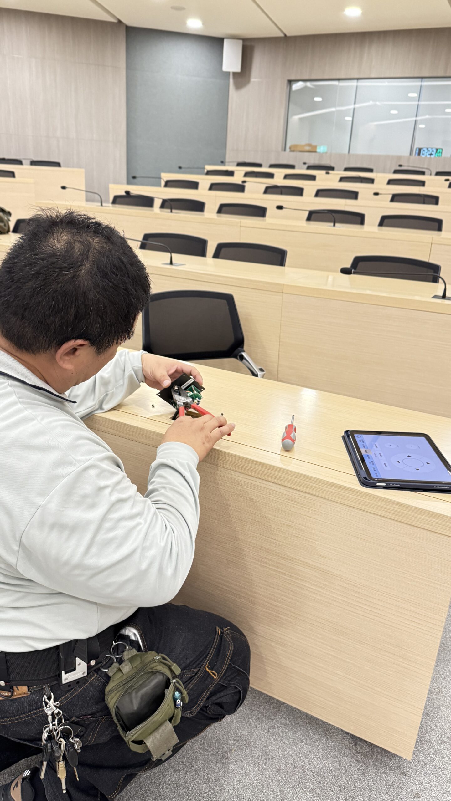 會議室影音系統維修，工程師現場檢修桌面麥克風控制模組