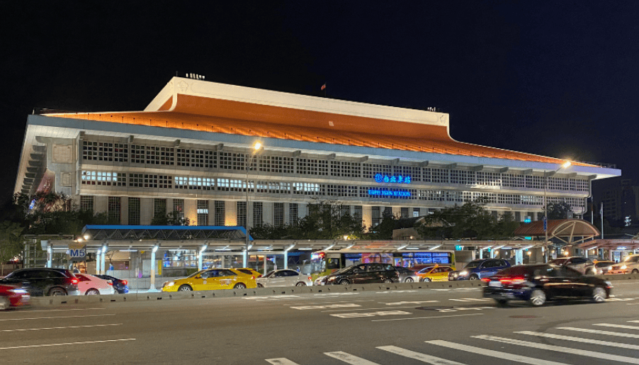 北車站夜間外觀,弱電系統緊急廣播與安全防災整合案例