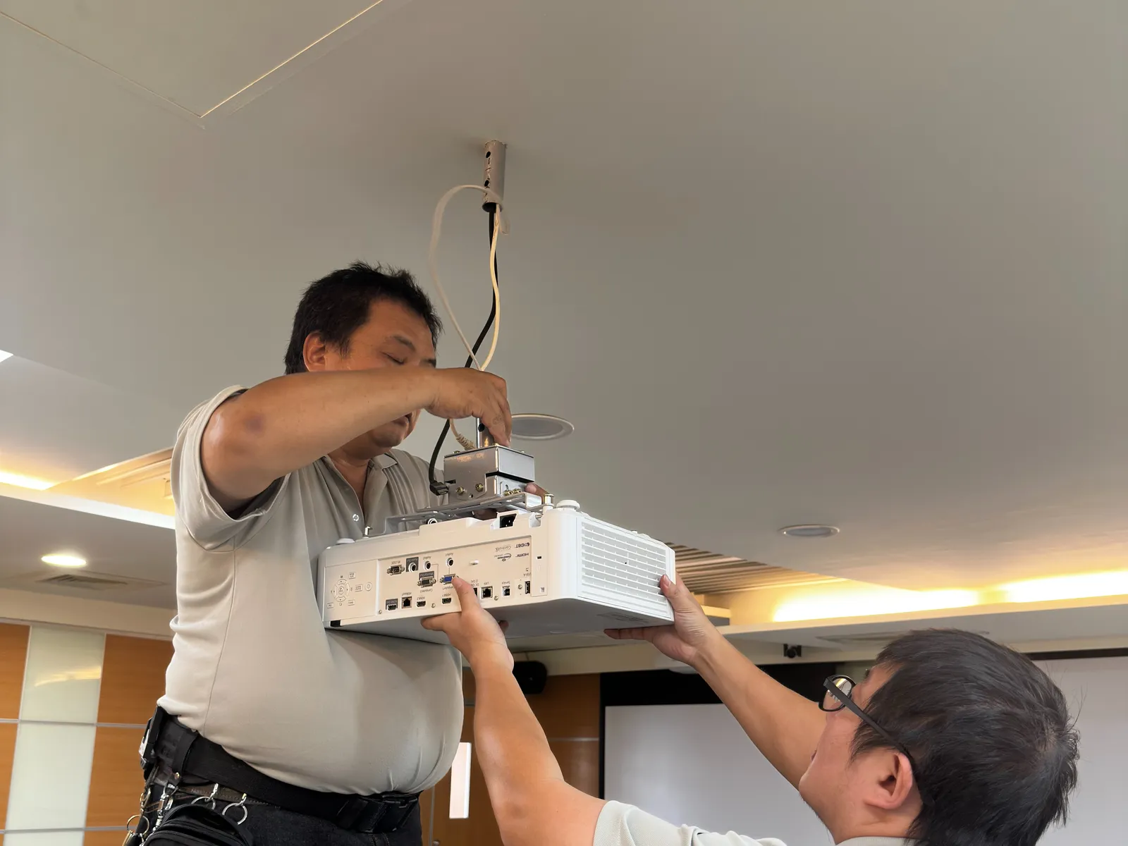 年度弱電維運合約|佳實工程師進行會議室投影機維護保養