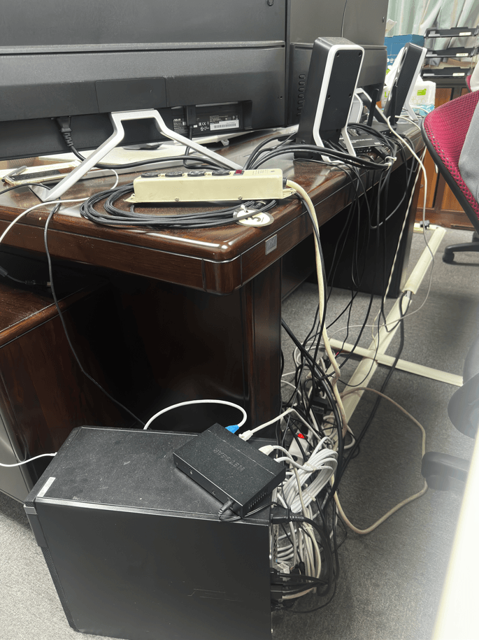 辦公室未做弱電規劃桌下線材外露實例
