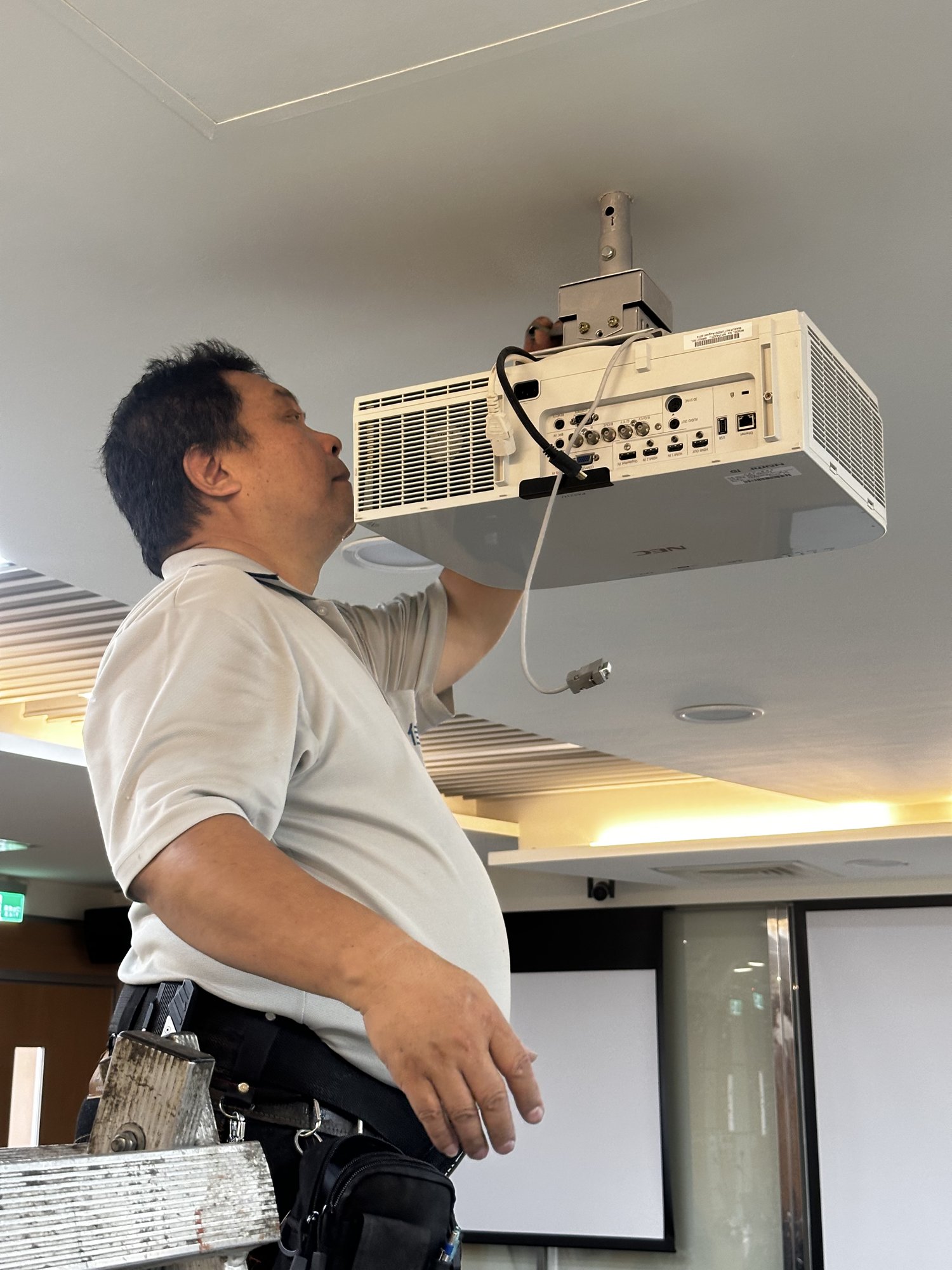 會議室系統維修｜工程師檢查吊掛式投影機